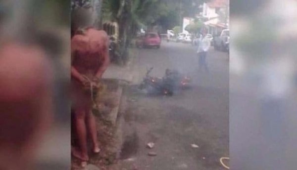 Un joven salió a robar, lo atraparon y lo ataron a un poste totalmente desnudo