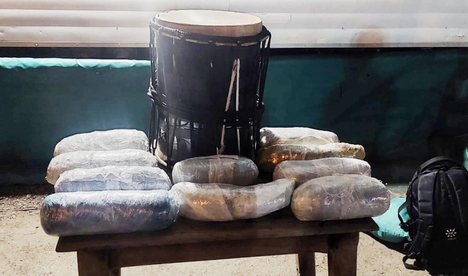 Ocultaba drogas en el interior de dos bombos legüeros