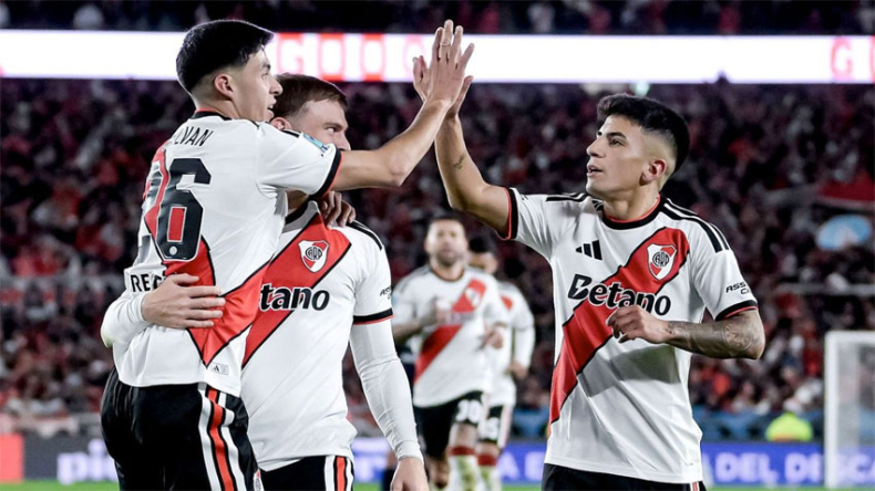 River derrotó a Independiente Rivadavia y se acerca a los playoffs.
