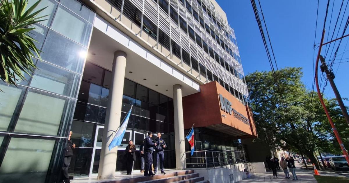 Una mujer, desnuda, huyó por la ventana, para evitar ser asesinada a balazos por su concubino.