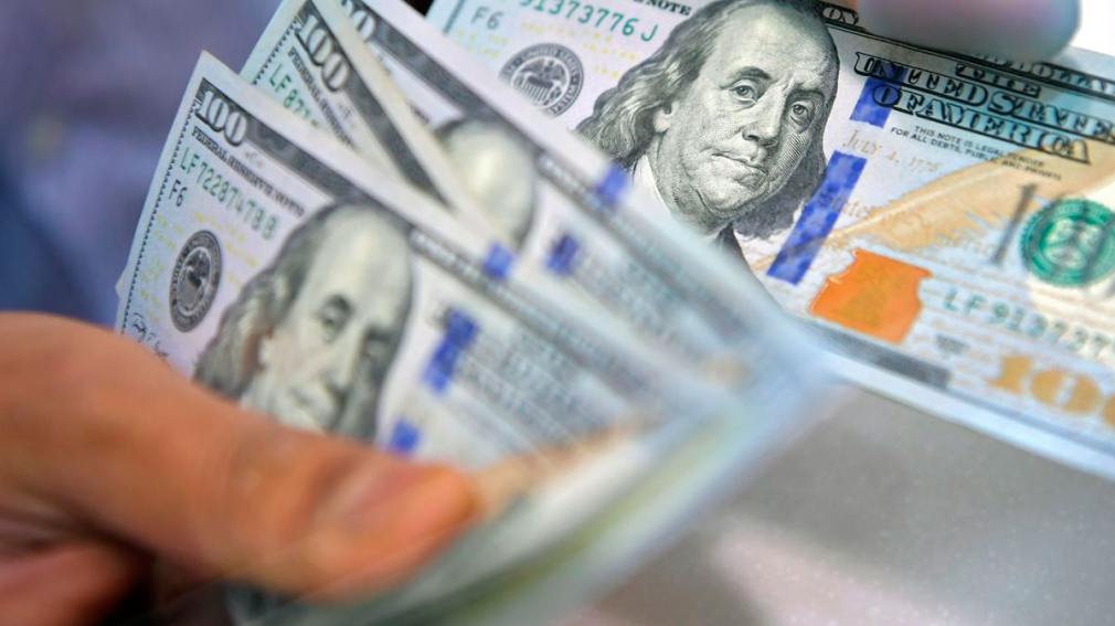 El dólar blue superó la barrera de los $1.300 y alcanzó un nuevo récord.