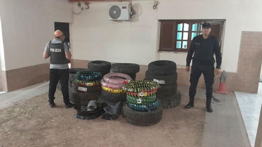 Secuestro de camioneta y mercadería sin documentación en operativo policial en Campo Gallo