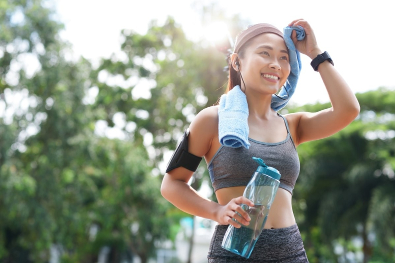 Cuánta agua se debe tomar al hacer ejercicio y cuáles son los riesgos de consumirla en exceso