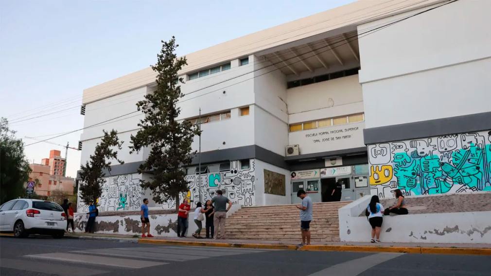 Violenta agresión en Neuquén: una madre y su hija desfiguraron a golpes a la directora de una escuela