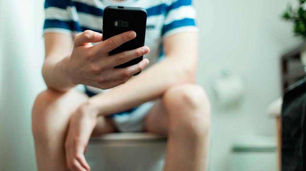 Por qué debes evitar usar el celular más de 10 minutos en el inodoro