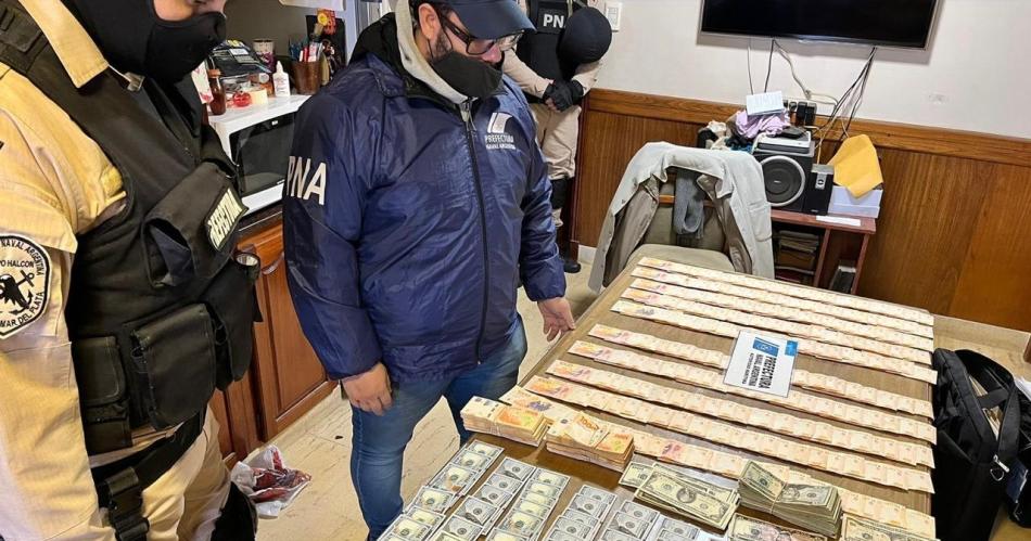 Detienen a padre e hijo y secuestran drogas para la venta.