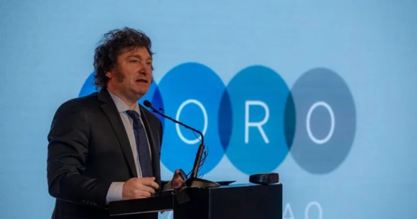 Denunciaron a Javier Milei por afirmar que "el que fuga dólares es un héroe" en un Foro Empresarial