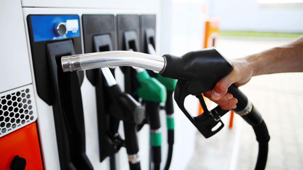 El Gobierno no aumentará el impuesto a los combustibles en febrero para limitar la suba de la nafta.