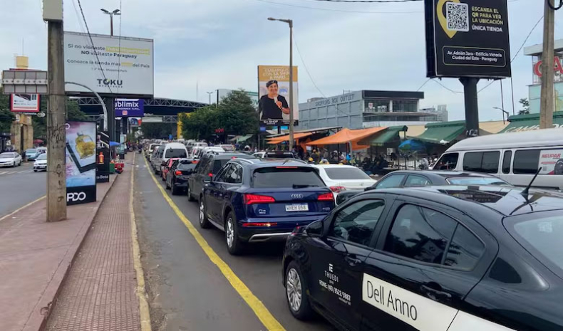 Largas filas de autos para conseguir precios más accesibles en la triple frontera.