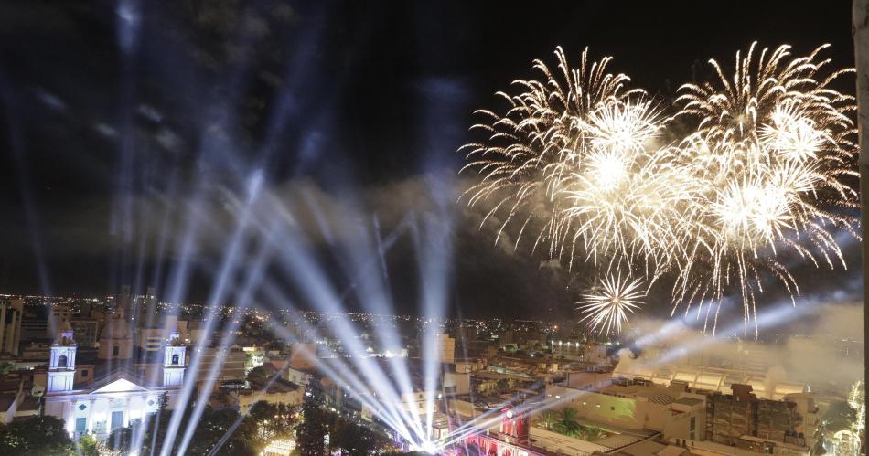 Miles de almas al unísono cantaron el Feliz Cumpleaños a la "Madre de Ciudades"