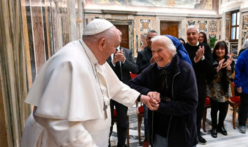 Rompió el protocolo y lloró junto al ataúd del Papa