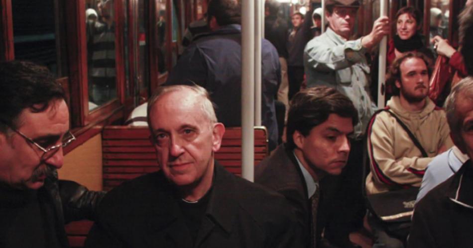 La icónica foto del papa Francisco como una escena del cine italiano.