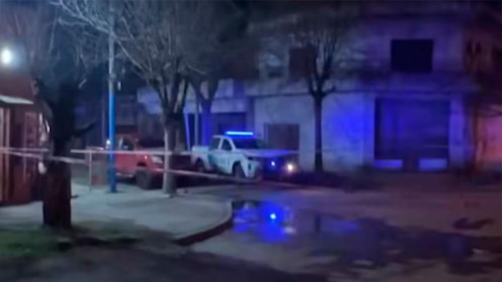 Un policía baleó a su ex, asesinó a la tía de ella y se quitó la vida.