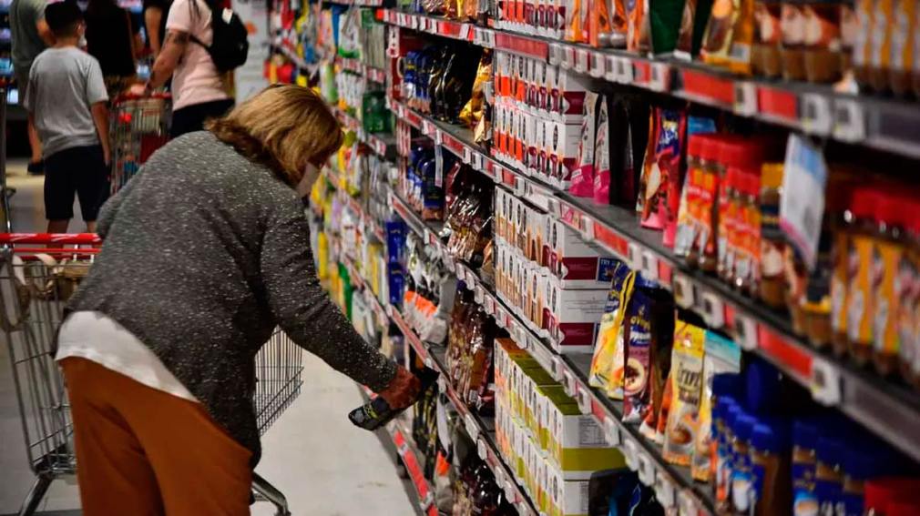 Las ventas en supermercados cayeron 9,7% y acumulan siete meses consecutivos en baja