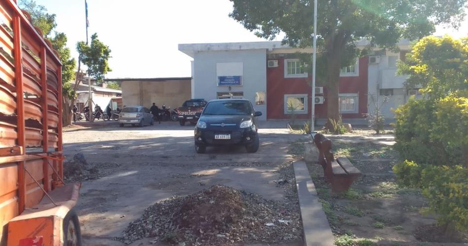 Espera juicio por abuso de adolescente y lo apresan tras golpear a su pareja.