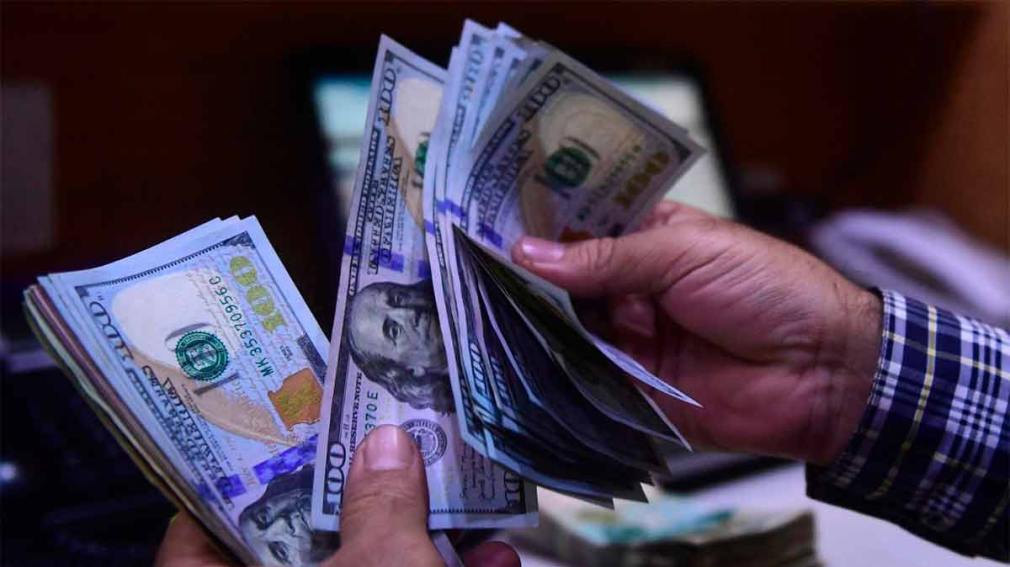 El dólar “blue” rozó los $1.300 y en su quinto día consecutivo cerró en alza