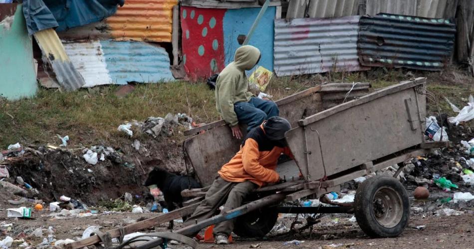 Sin los planes sociales, 1 de cada 4 argentinos hubiera caído en situación de indigencia.