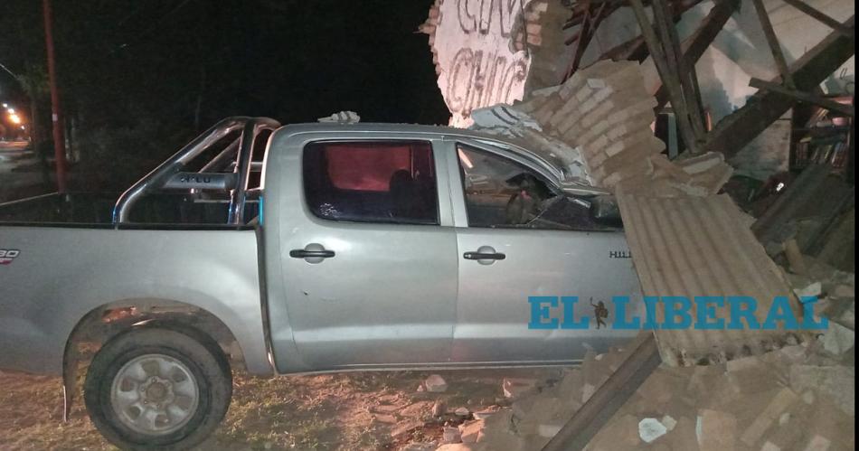 Cuatro menores estrellaron su camioneta contra una vivienda: se salvaron de milagro.