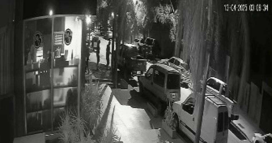 Usando inhibidores robaron la camioneta 4x4 de un expolicía.