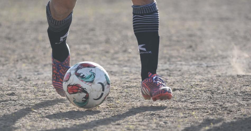 Estaba jugando al fútbol, le dieron un pelotazo en el estómago y murió.