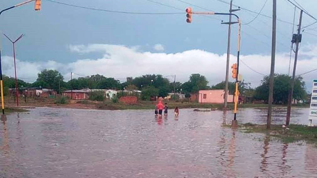 Campo Gallo: calles anegadas por la tormenta y más de 350 familias afectadas.