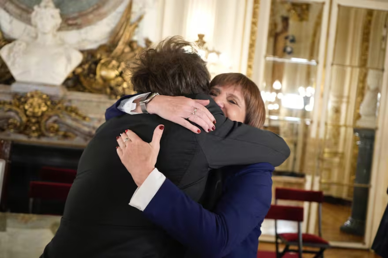 Patricia Bullrich rompe definitivamente con el Pro y se afilia a La Libertad Avanza.