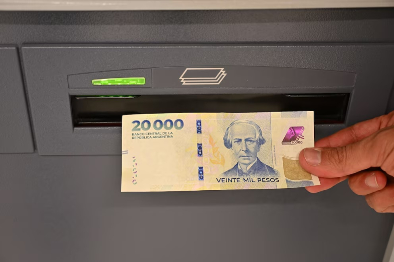 Billetes falsos de 20.000 pesos: seis pasos para identificarlos rápidamente