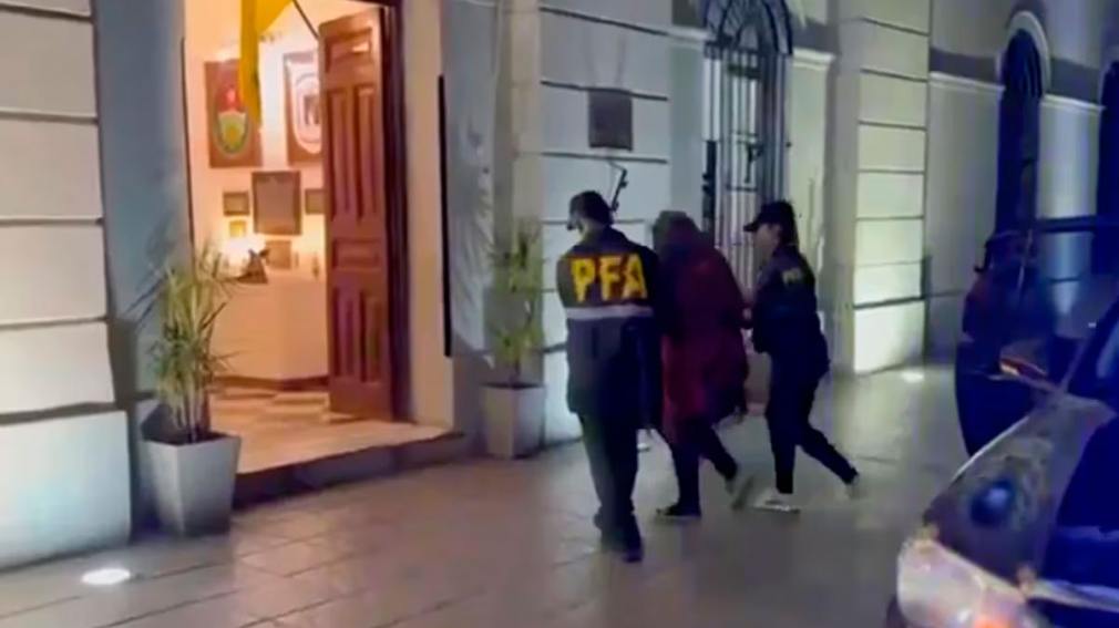 Detuvieron a una mujer que abusaba de su hija, la filmaba y difundía las imágenes en Internet