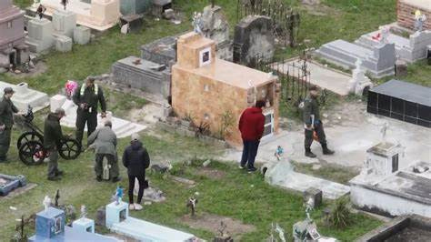 Realizan excavaciones en el cementerio de 9 de Julio y hay procedimientos en la casa de Maciel