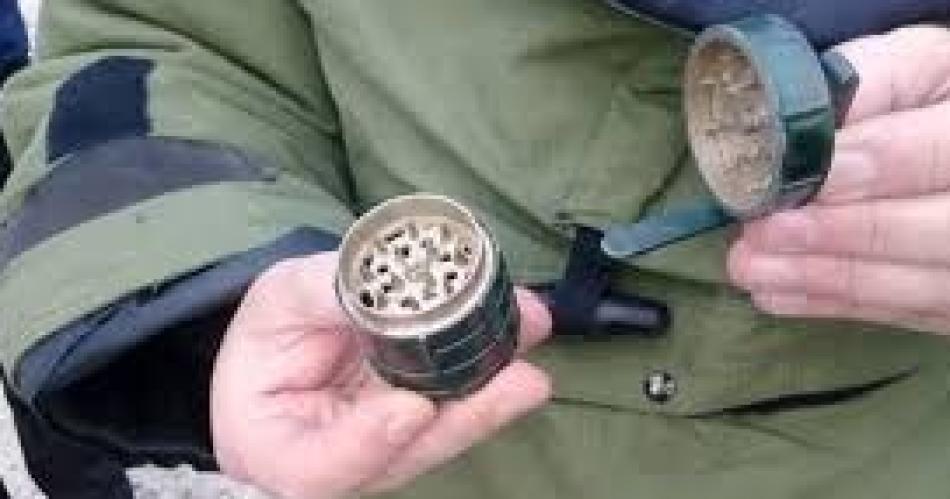 Aeropuerto: descubren a un peluquero y a un colombiano con 2 "picadores" de marihuana.