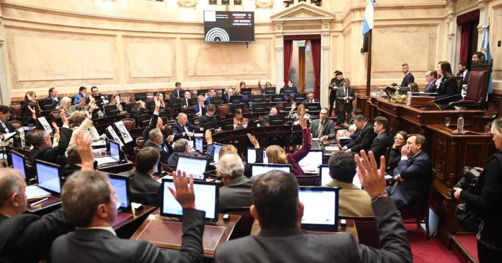 El Senado aprobó un aumento para las jubilaciones en general y un bono para la mínima.