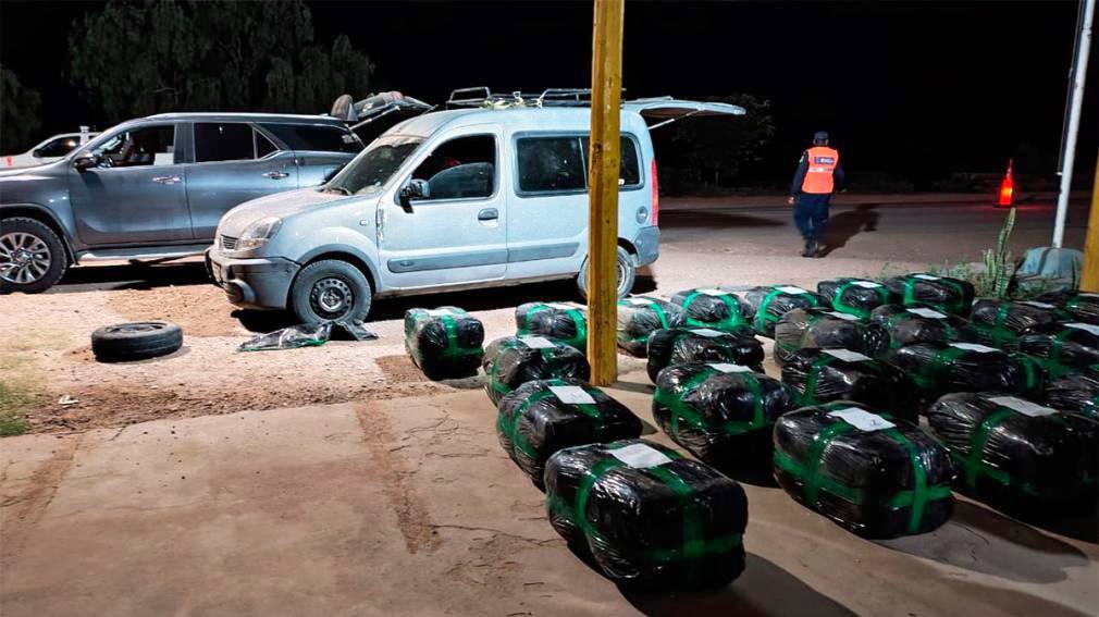 Nuevo golpe al narcotráfico: la Policía secuestró más de 500 kilos de hojas de coca en Campo Gallo.