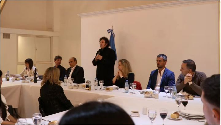 Milei y los 87 diputados que apoyaron el veto a la reforma jubilatoria compartieron un asado en Olivos.
