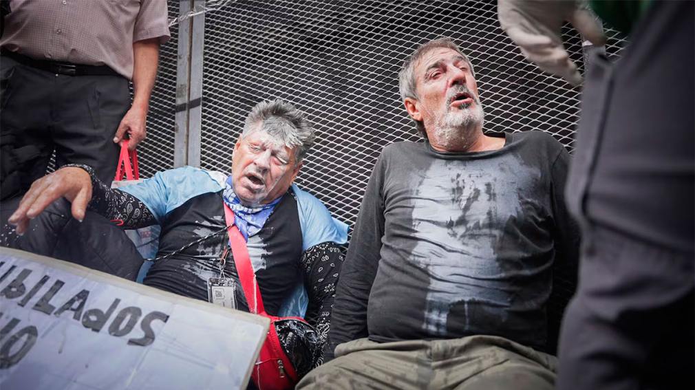 La marcha por los jubilados se tornó violenta: varios de los manifestantes fueron rociados con gas pimienta