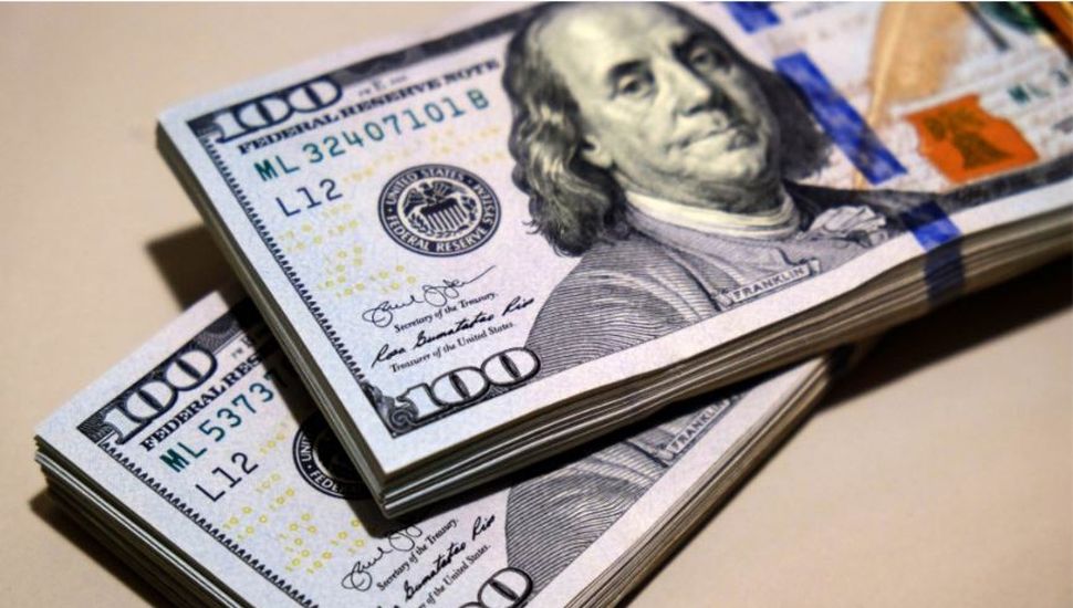 El dólar blue cedió tras cuatro ruedas en alza: bajó $ 35 y se vende a $ 1.405