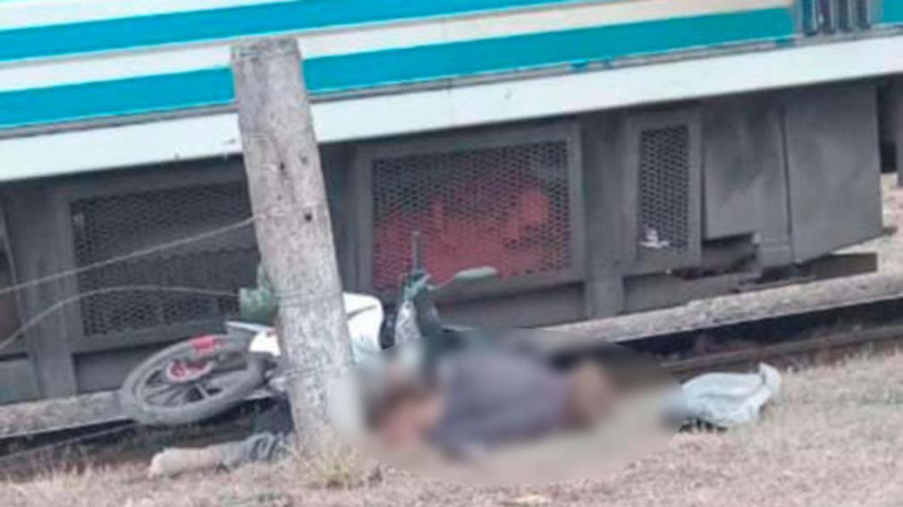Un motociclista muere arrollado por el tren entre Fernández y Beltrán