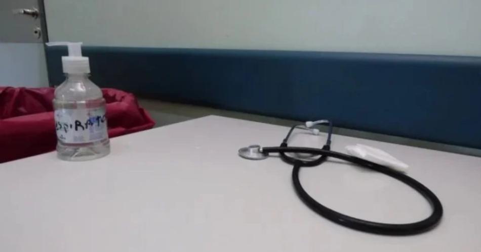 Insólito: una médica abandonó la guardia de un hospital y dejó a un carpintero en su lugar.