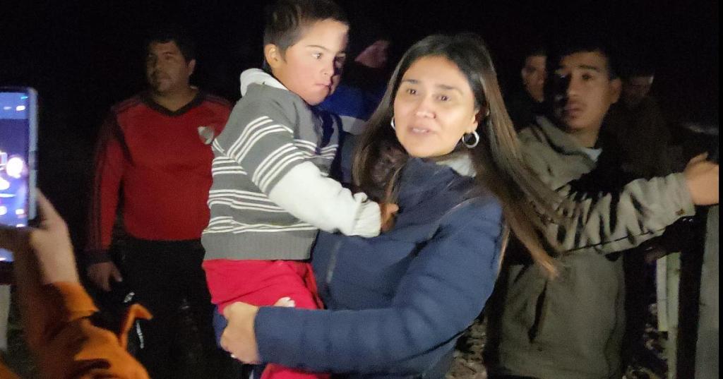 Niño pasó 14 horas perdido en el monte y lo hallaron en la medianoche.