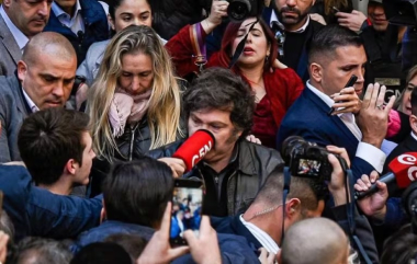 "Ese micrófono me pegó a propósito": Javier Milei se cruzó con un notero de C5N tras salir de votar.
