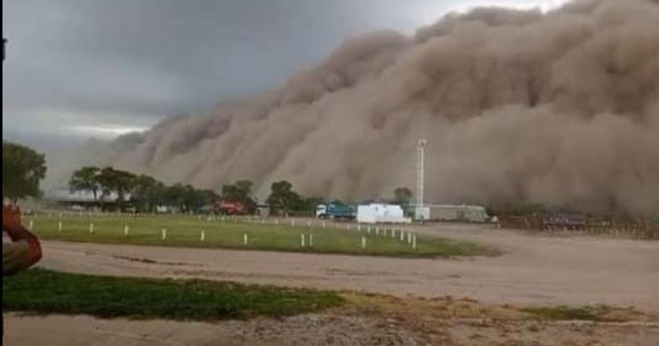 Una impresionante tormenta causó graves daños en el interior.