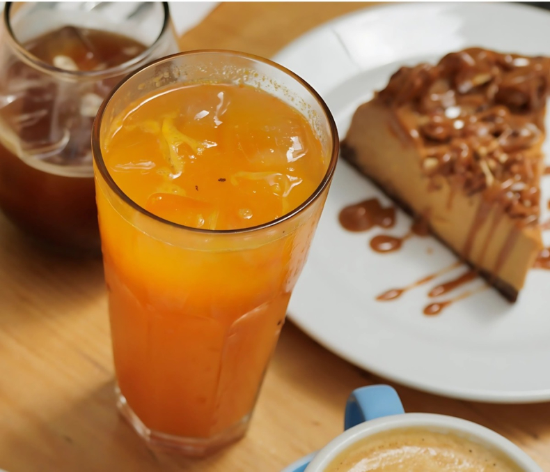 Irresistible jugo prensado en frío de zanahoria, naranja y jengibre.