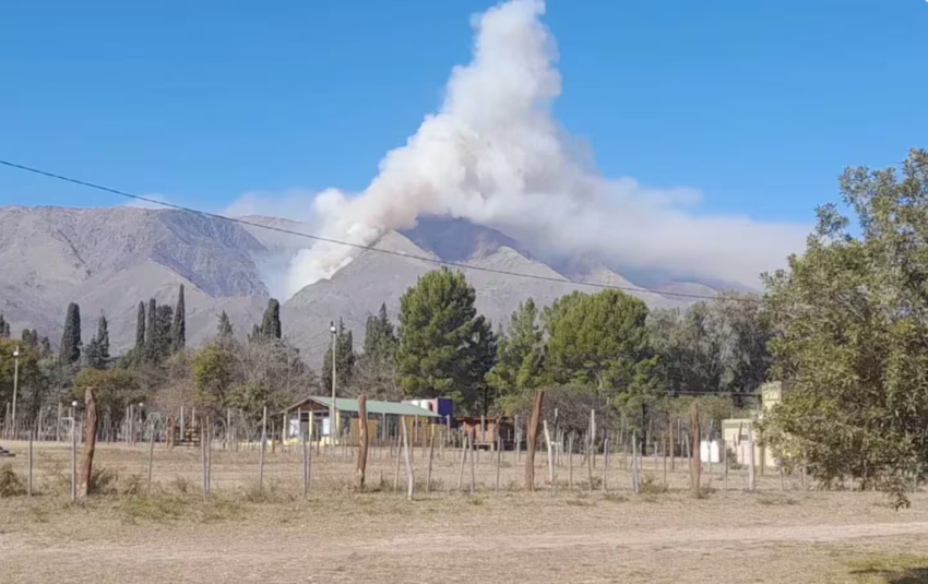 Un feroz incendio avanza en las sierras de Córdoba