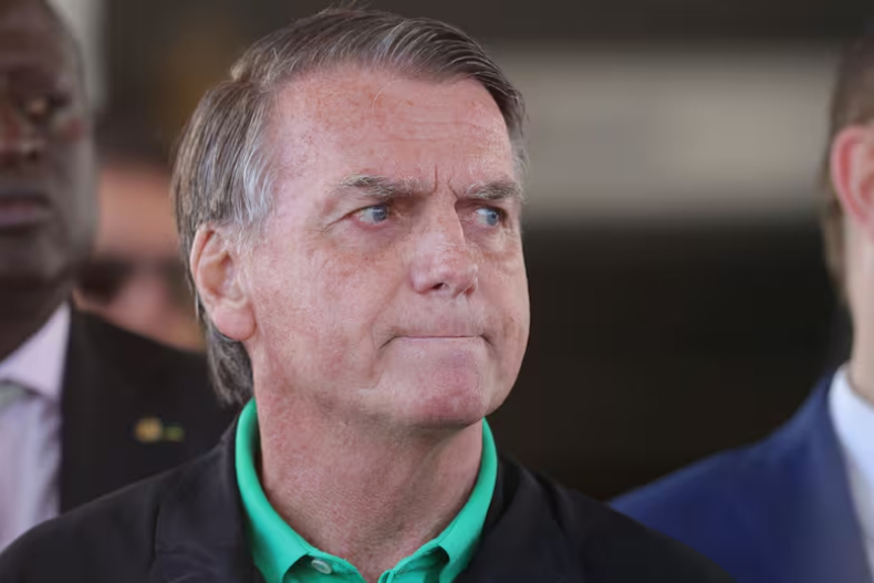 Arrestan al expresidente de Brasil Jair Bolsonaro y lo envían a la cárcel.