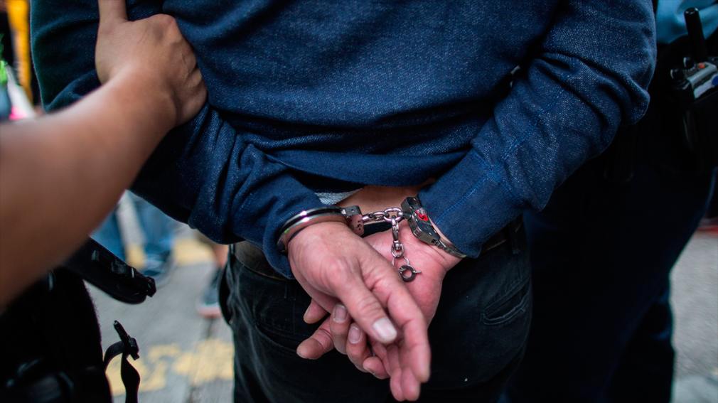 Aberrante: detienen a un hombre acusado de violar a su propia hermana.