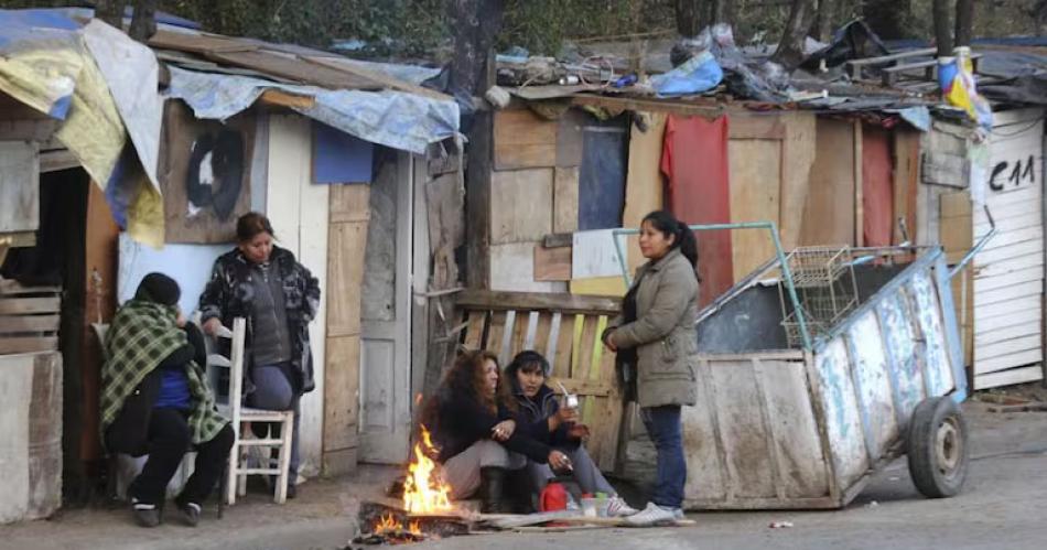 Una familia tipo necesitó casi un millón de pesos en octubre para no caer en la pobreza.