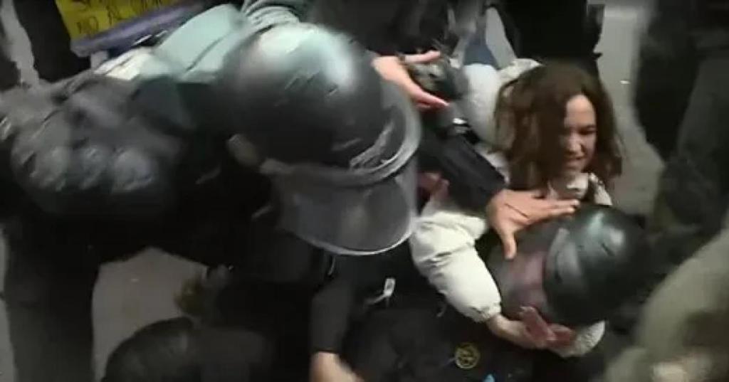 Cortes, golpes, corridas y detenidos en la marcha de los jubilados en el Congreso.