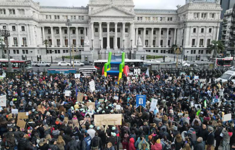 Miles de personas reclamaron contra el veto de Milei.