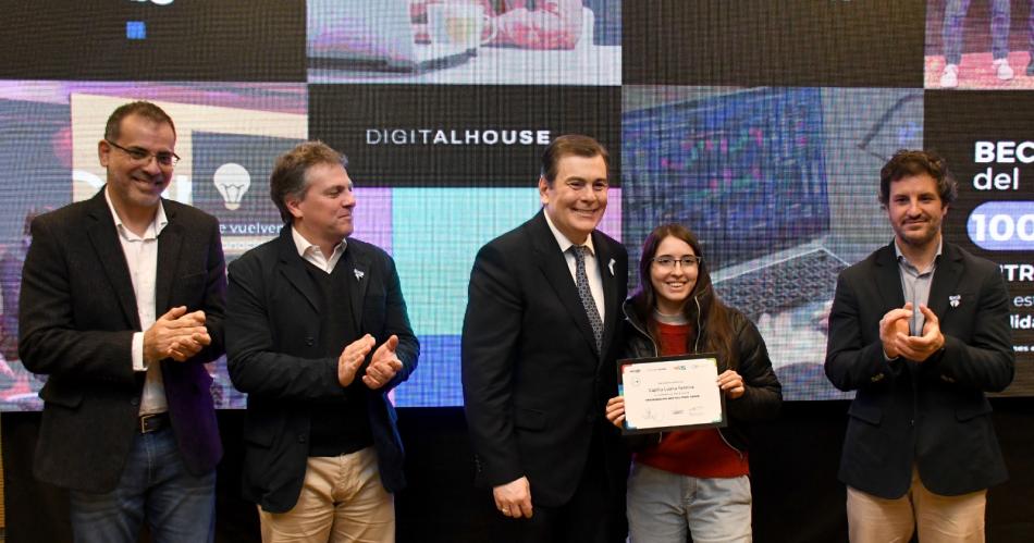 Zamora entregó certificados de programadores web e inteligencia artificial para negocios.