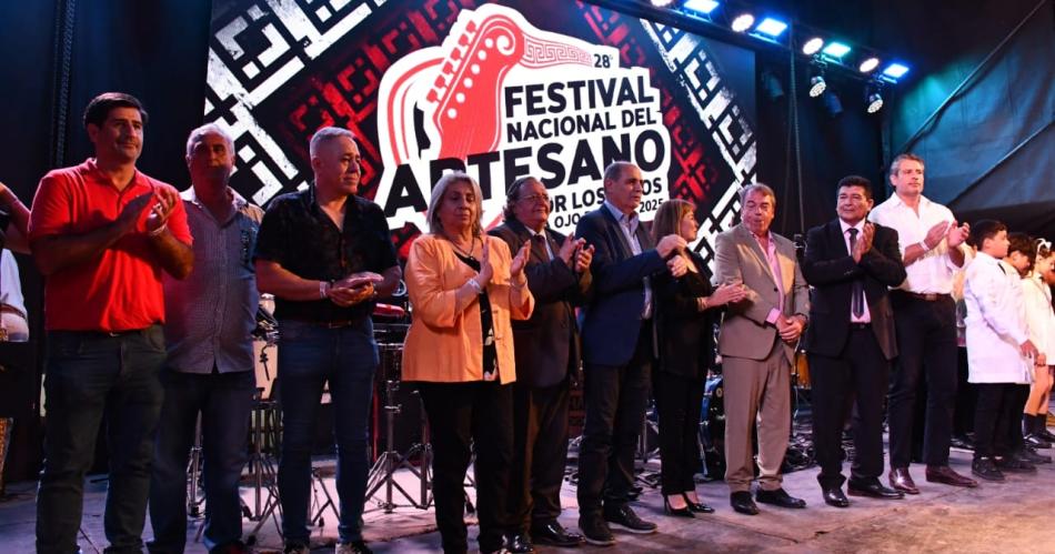 Exitosa primera noche del 28° Festival Nacional del Artesano en Villa Ojo de Agua.