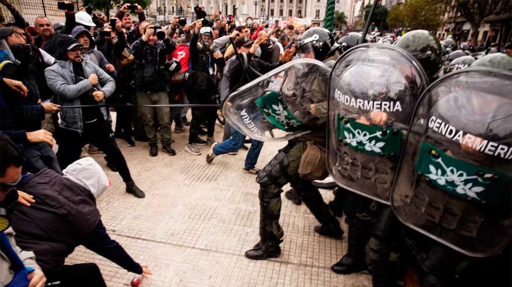 Marcha de jubilados: incidentes entre manifestantes y la policía tras la caída de la sesión en el Congreso.